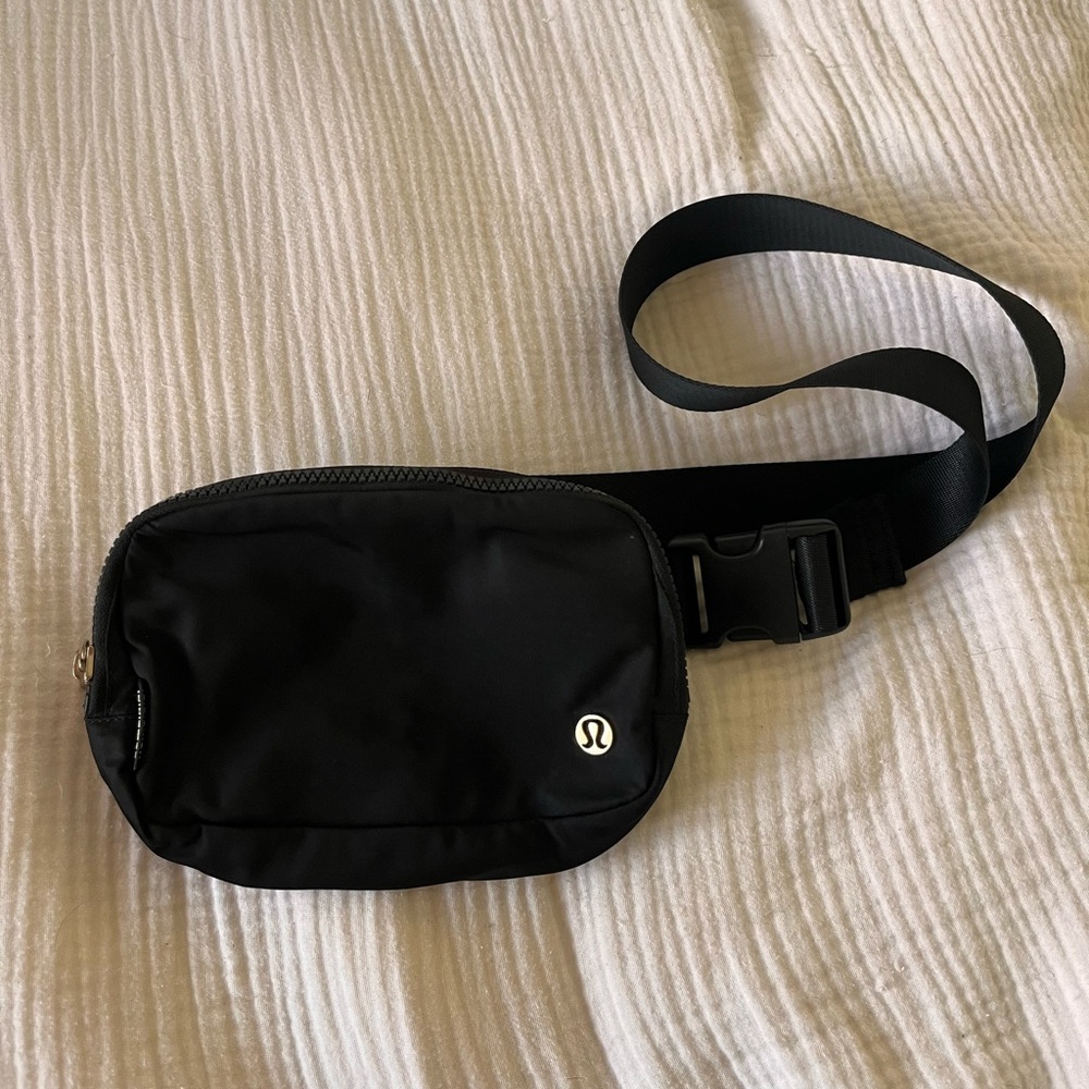 Original Lululemon Black 1L Belt Bag Crossbody Clip Strap Purse